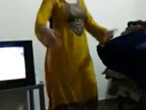 Wanita dihina menjil ...
