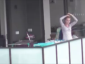 Si rambut coklat men ...